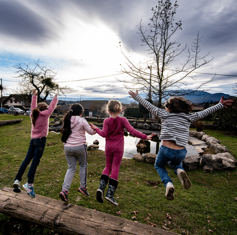 Enfants dans l'espace extérieur du centre de loisirs