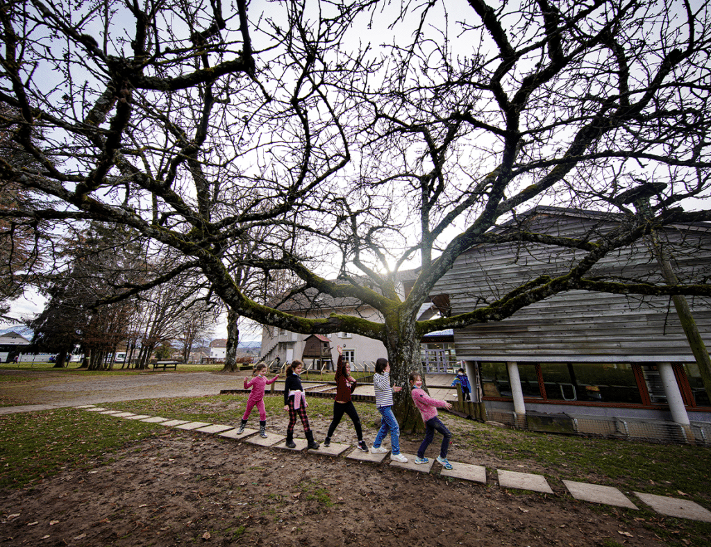 Enfants marchant dehors